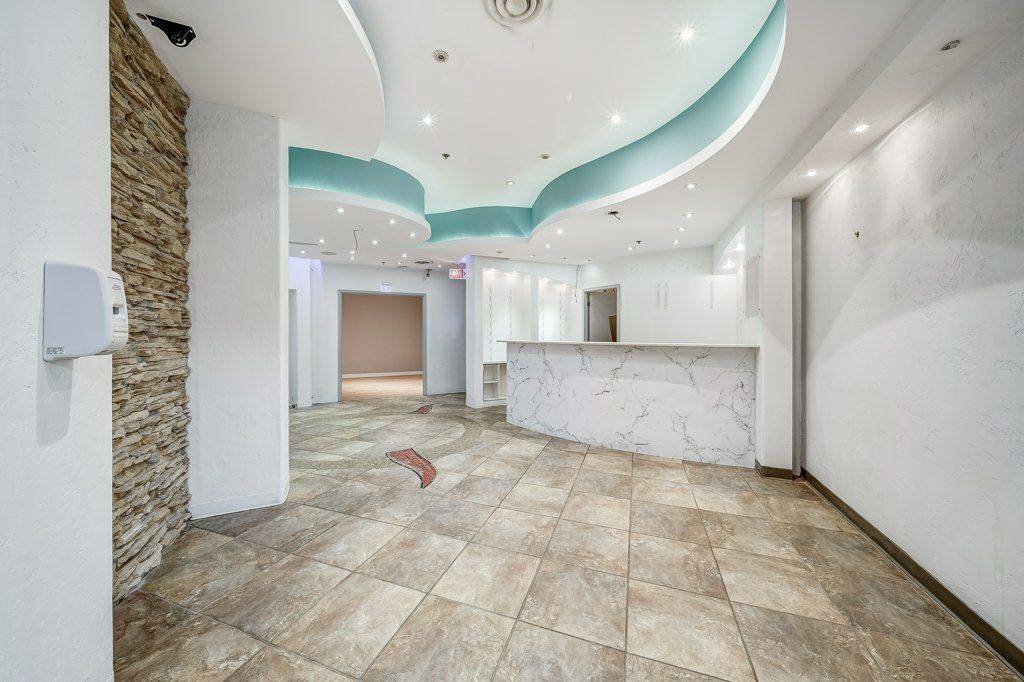 Vaughan, ON L4L 4K9,140 Woodbridge AVE #DU200