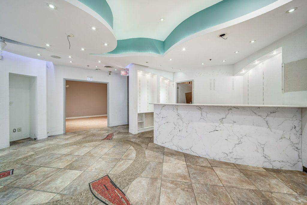 Vaughan, ON L4L 4K9,140 Woodbridge AVE #DU200