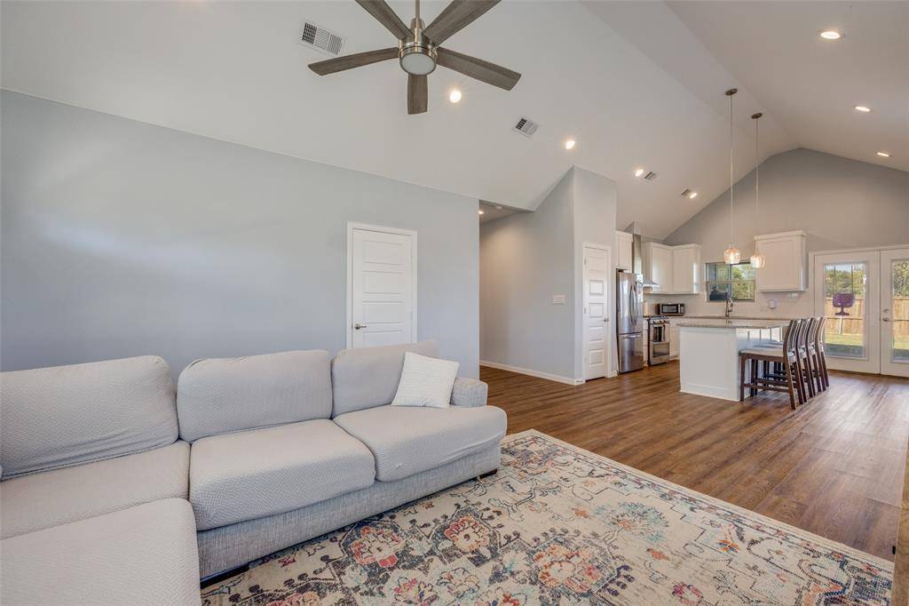 Leonard, TX 75452,308 E Houston Street