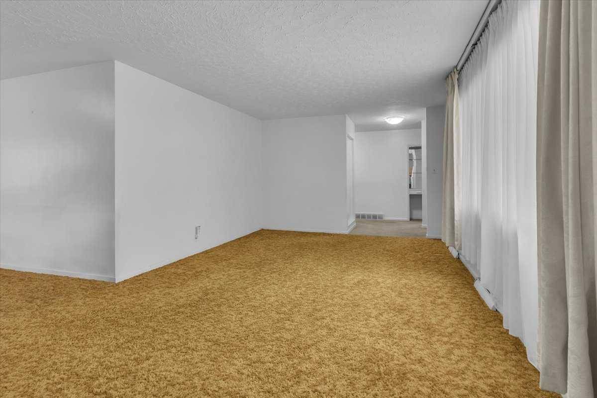 Calgary, AB T3E 3B2,2619 37 ST SW