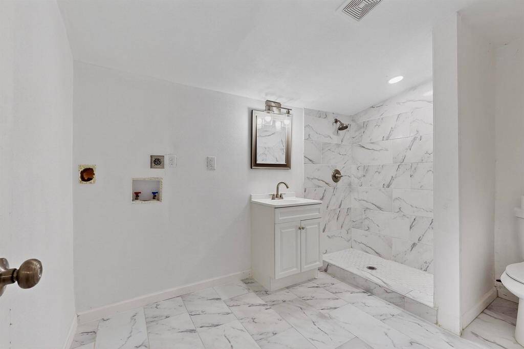 Denison, TX 75020,631 Baker Street #1