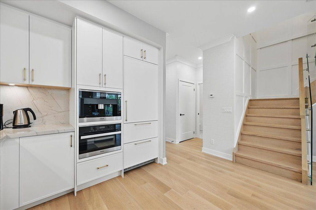 Oakville, ON L6H 3R9,2489 Taunton RD #108