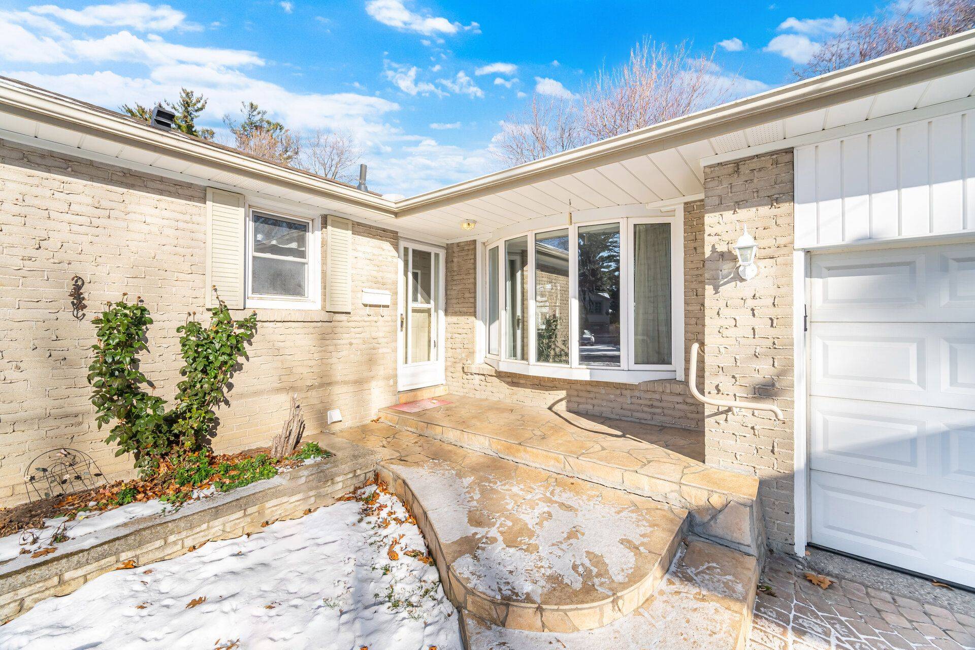 Mississauga, ON L5C 2C4,3077 O'hagan DR