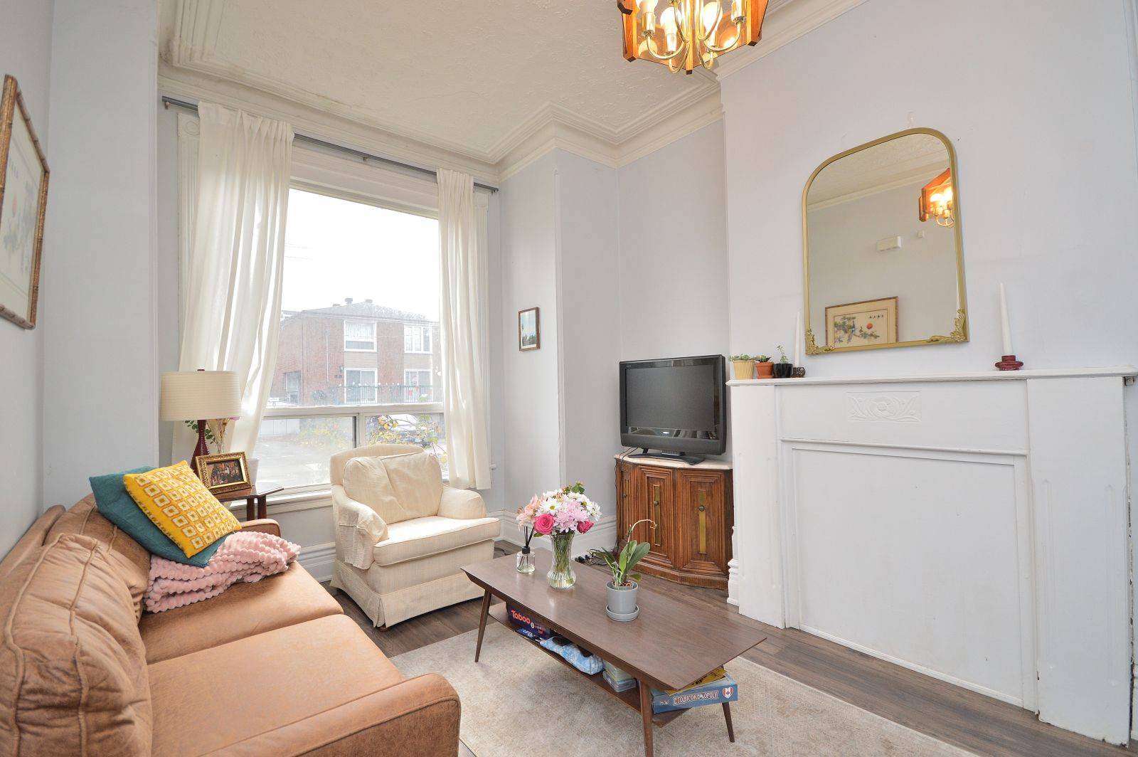 Toronto C01, ON M6J 1L2,30 Robinson ST #1