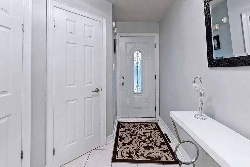 Whitby, ON L1R 2Y5,19 Hubbell DR