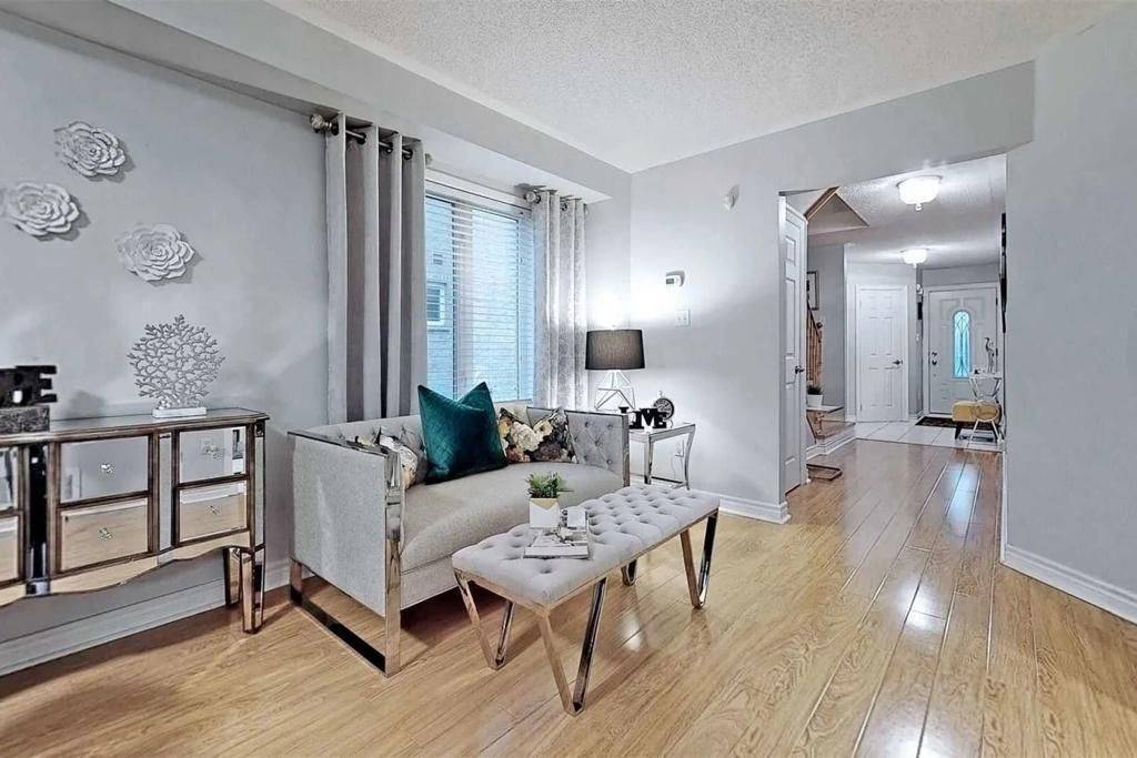 Whitby, ON L1R 2Y5,19 Hubbell DR