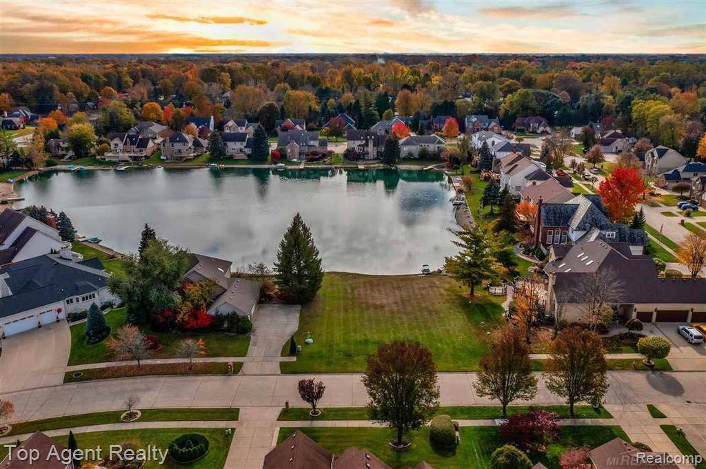 Shelby Twp, MI 48317,8804 Grace ST