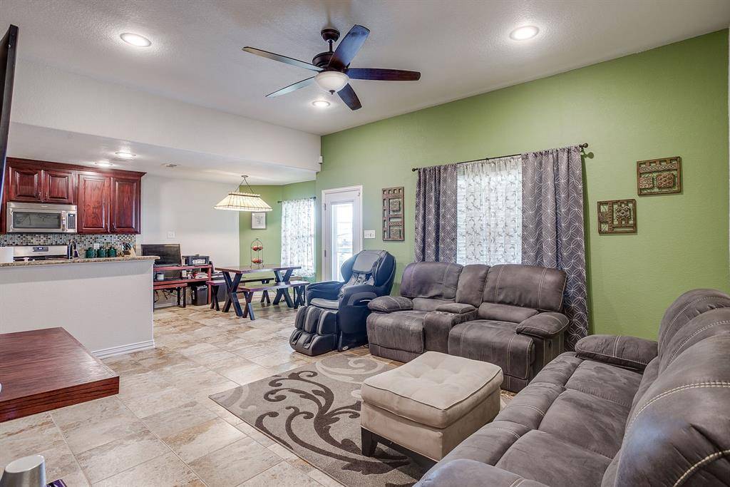 Ponder, TX 76259,206 King George Way