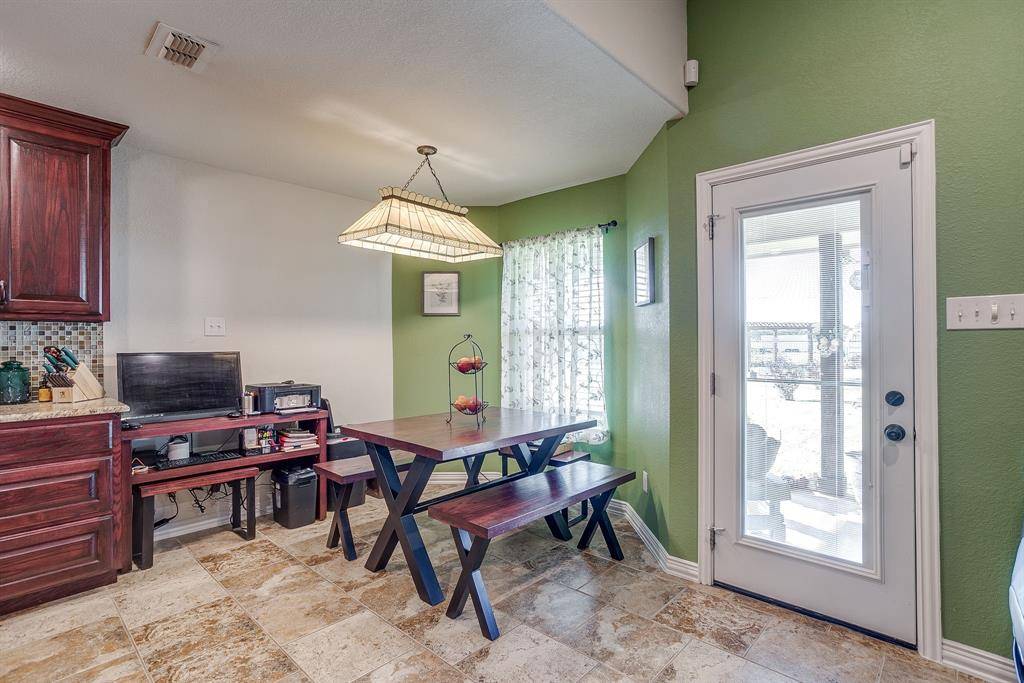 Ponder, TX 76259,206 King George Way