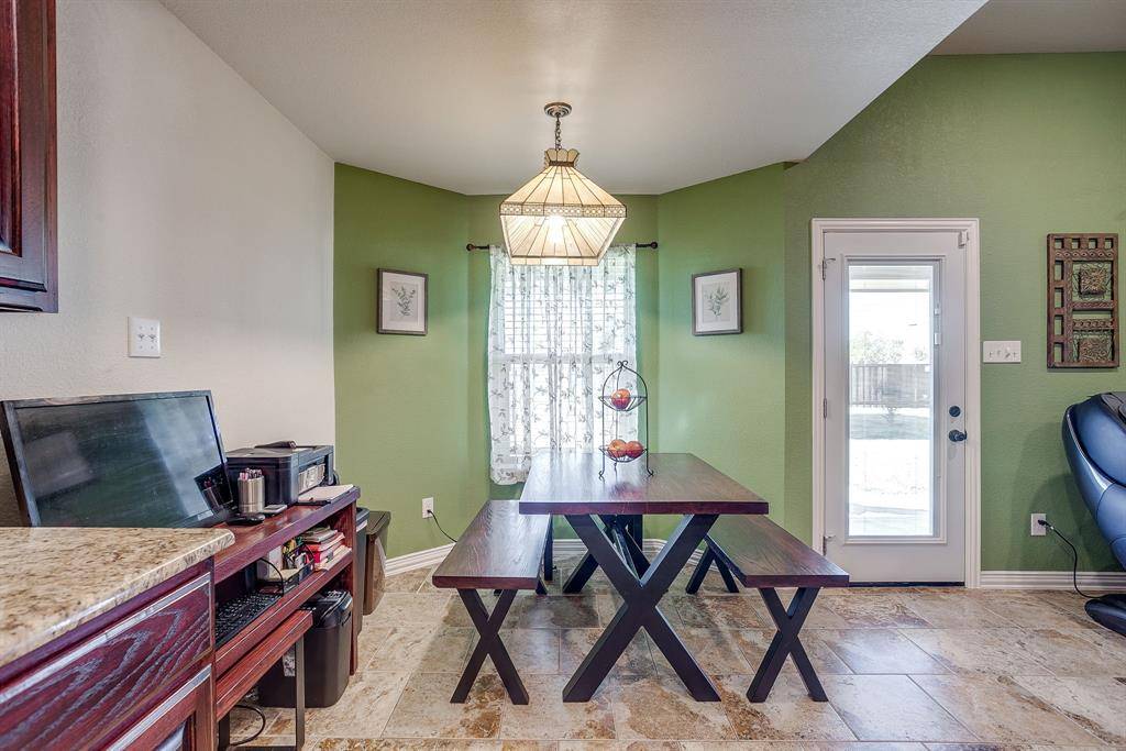 Ponder, TX 76259,206 King George Way