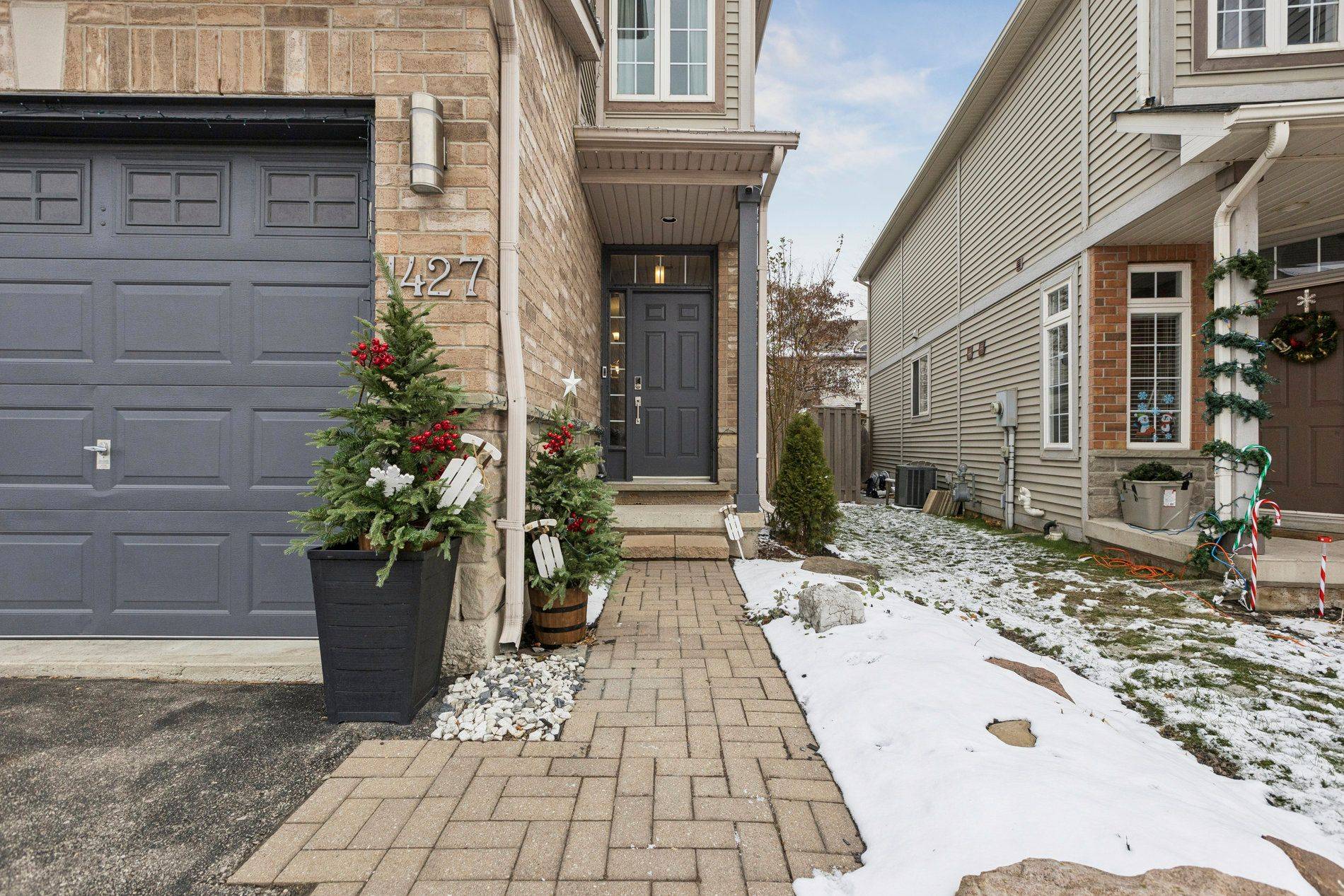 Burlington, ON L7R 5B4,1427 Treeland ST