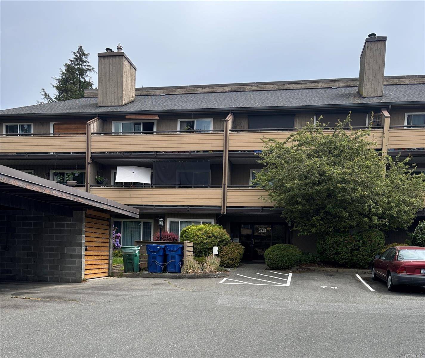 Victoria, BC V8X 1P3,3225 Alder St #308