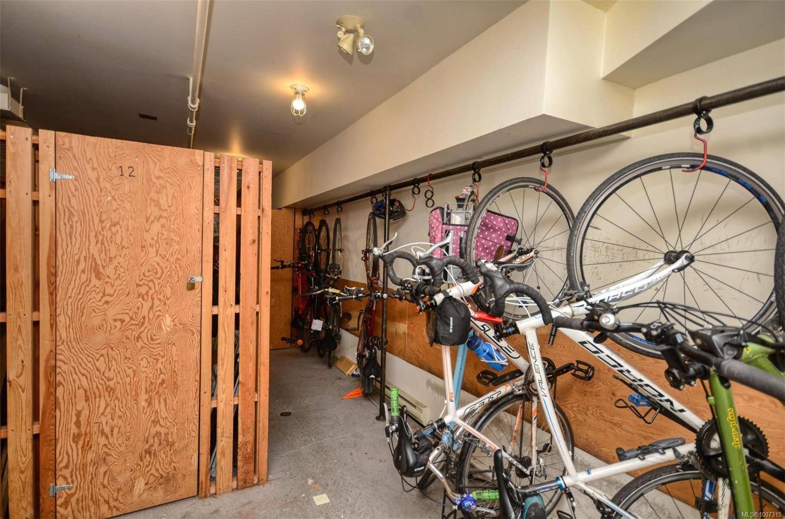 Victoria, BC V8X 1P3,3225 Alder St #308