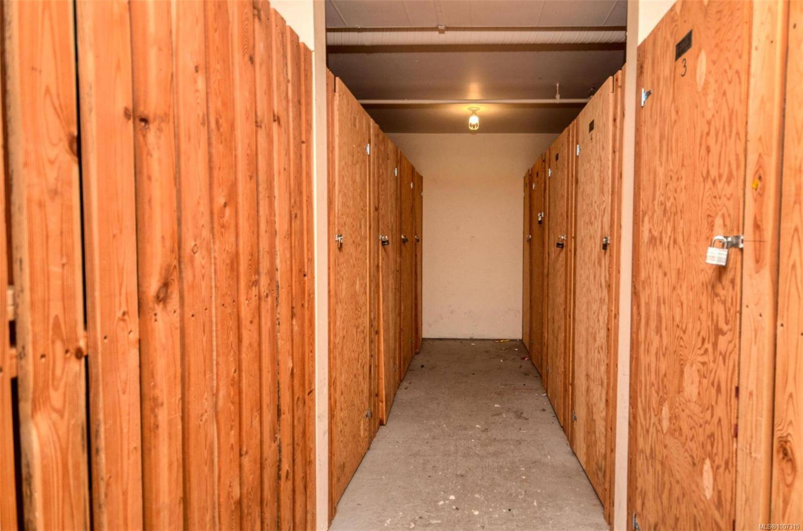 Victoria, BC V8X 1P3,3225 Alder St #308