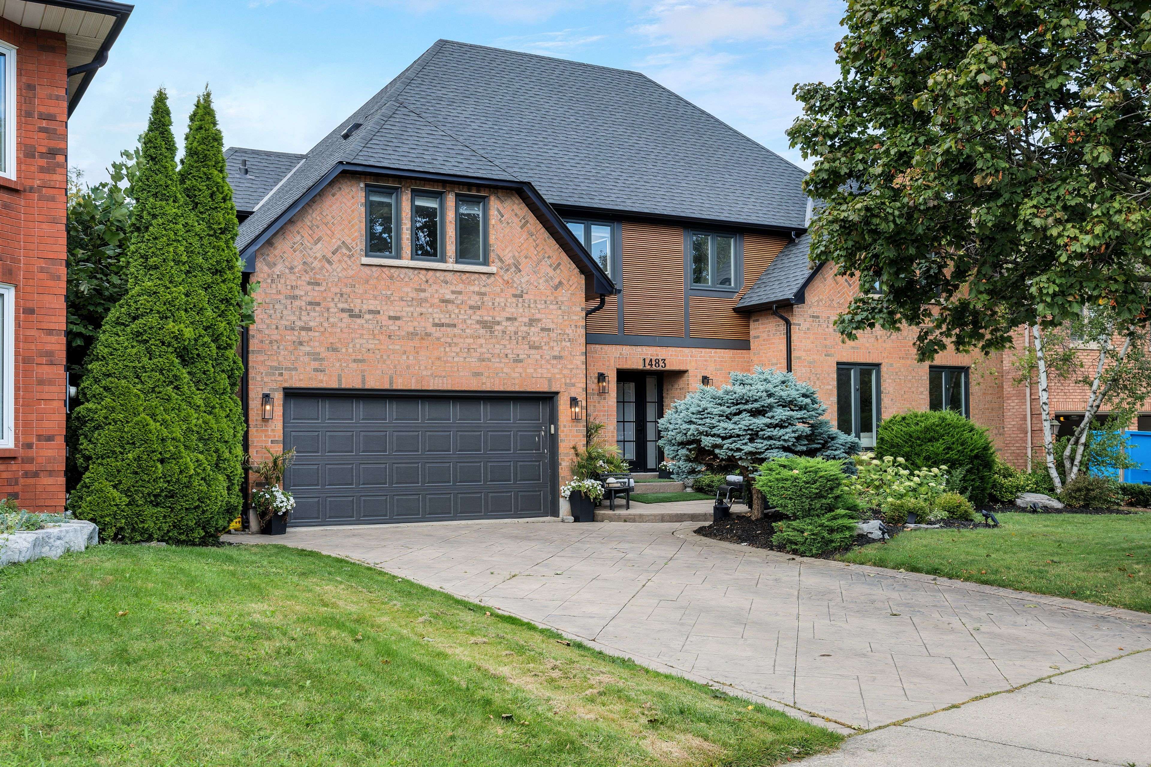 Oakville, ON L6M 2P2,1483 The Links DR