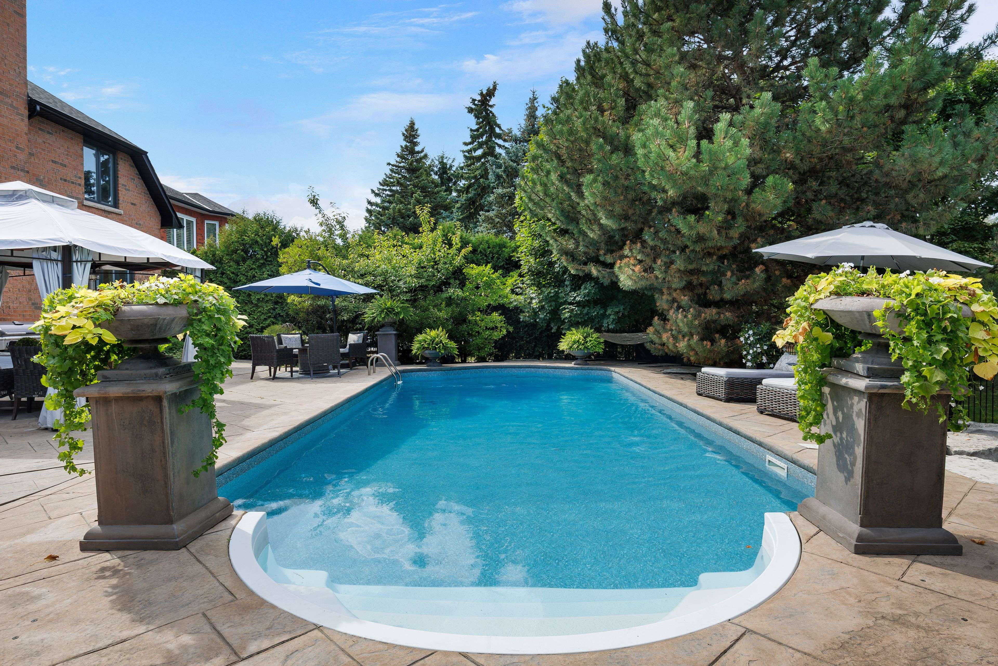 Oakville, ON L6M 2P2,1483 The Links DR