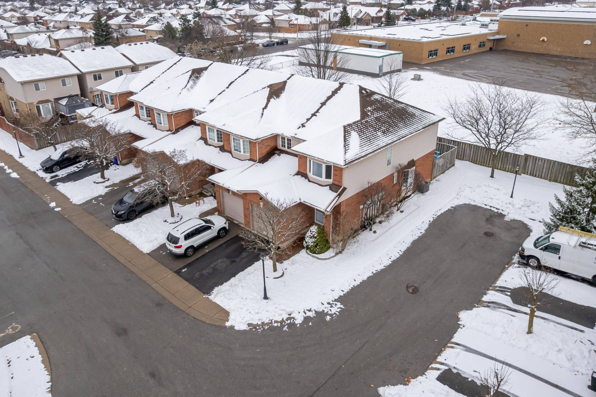 Hamilton, ON L8J 3Y9,171 Highbury DR #6