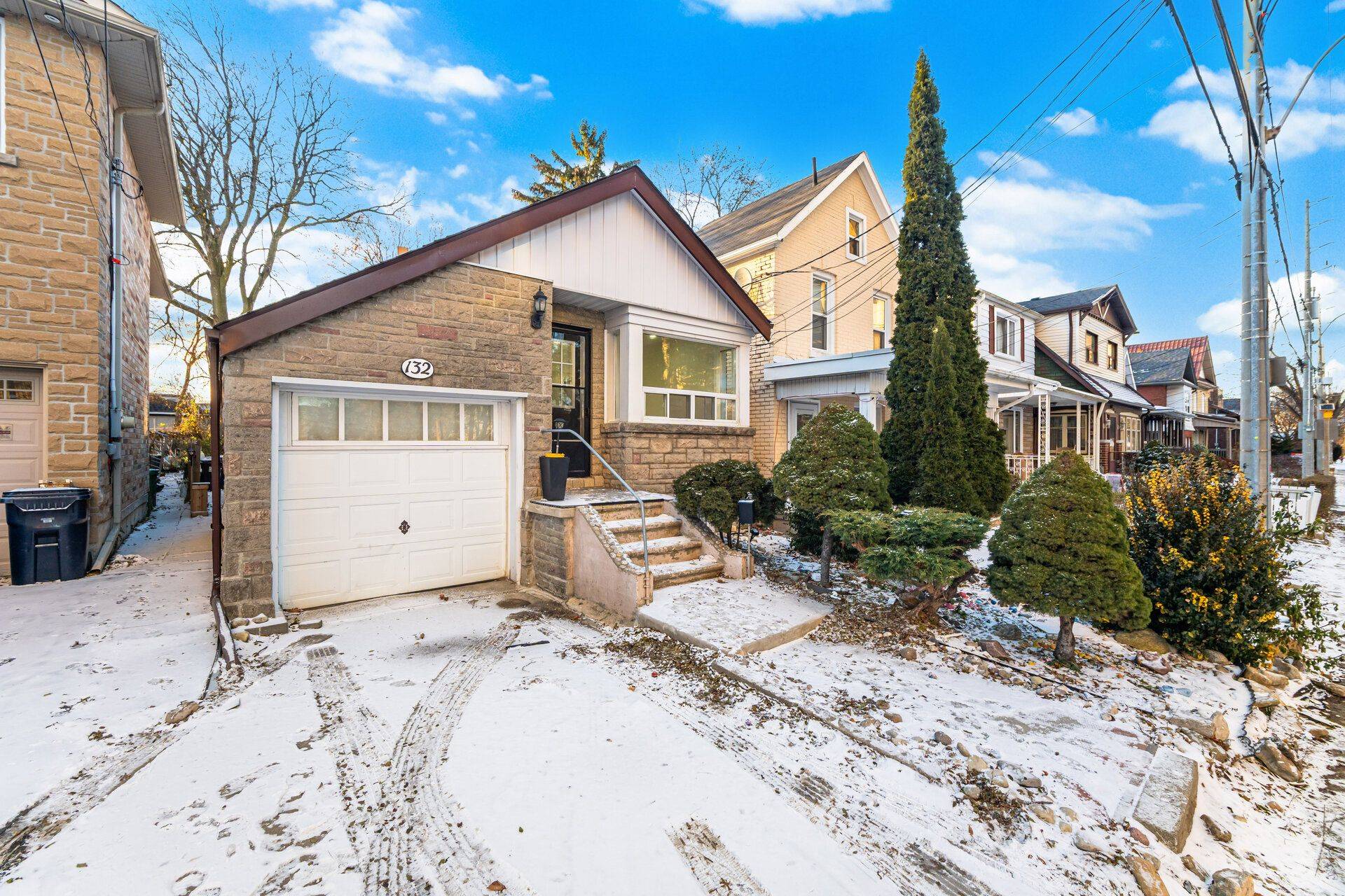 Toronto E03, ON M4C 4Z2,132 Barrington AVE