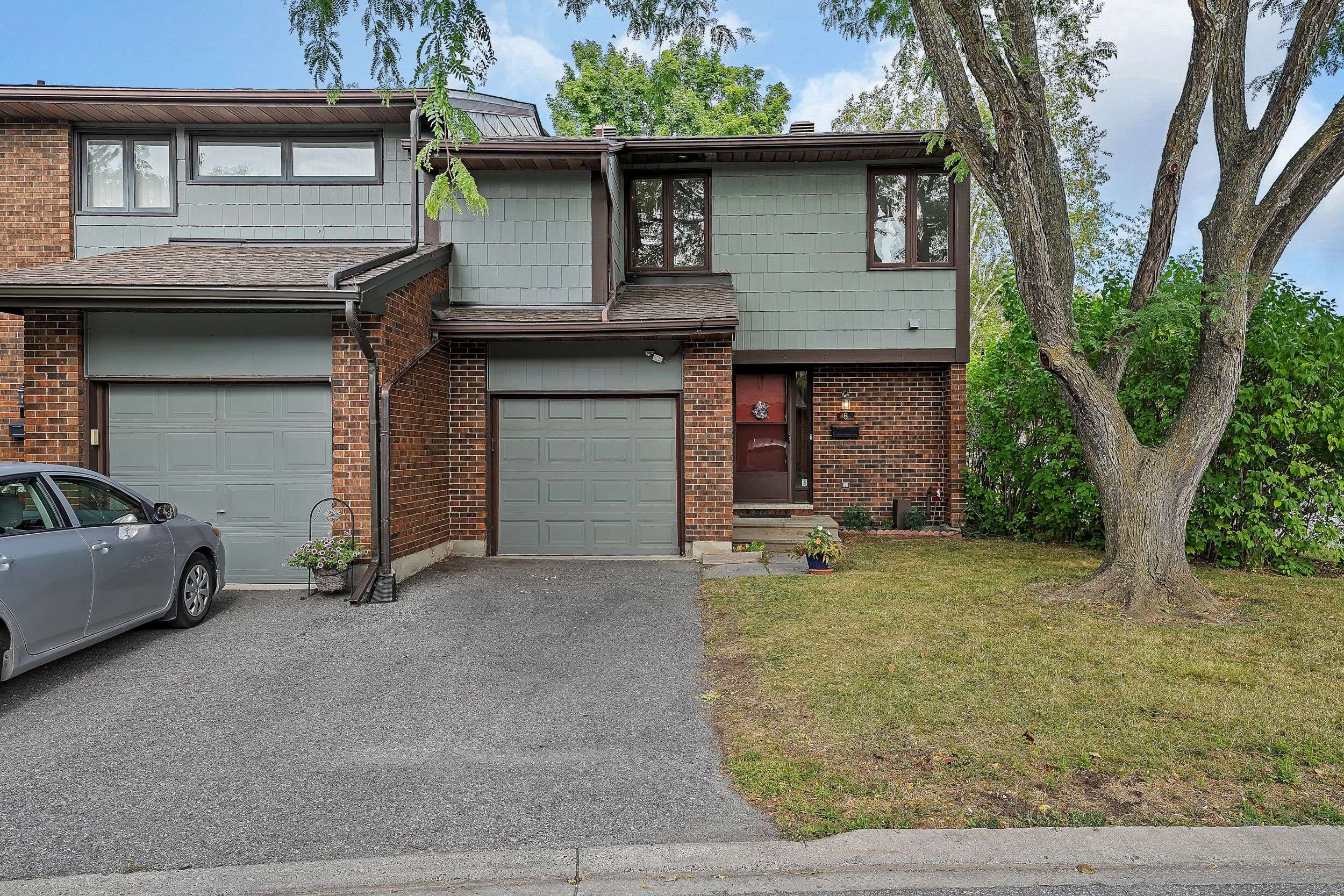 Kanata, ON K2K 1E2,8 Chisholm CT