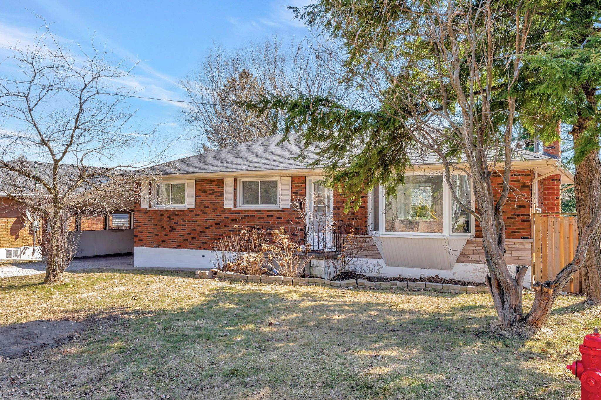 Hamilton, ON L9G 1P8,216 Sioux RD