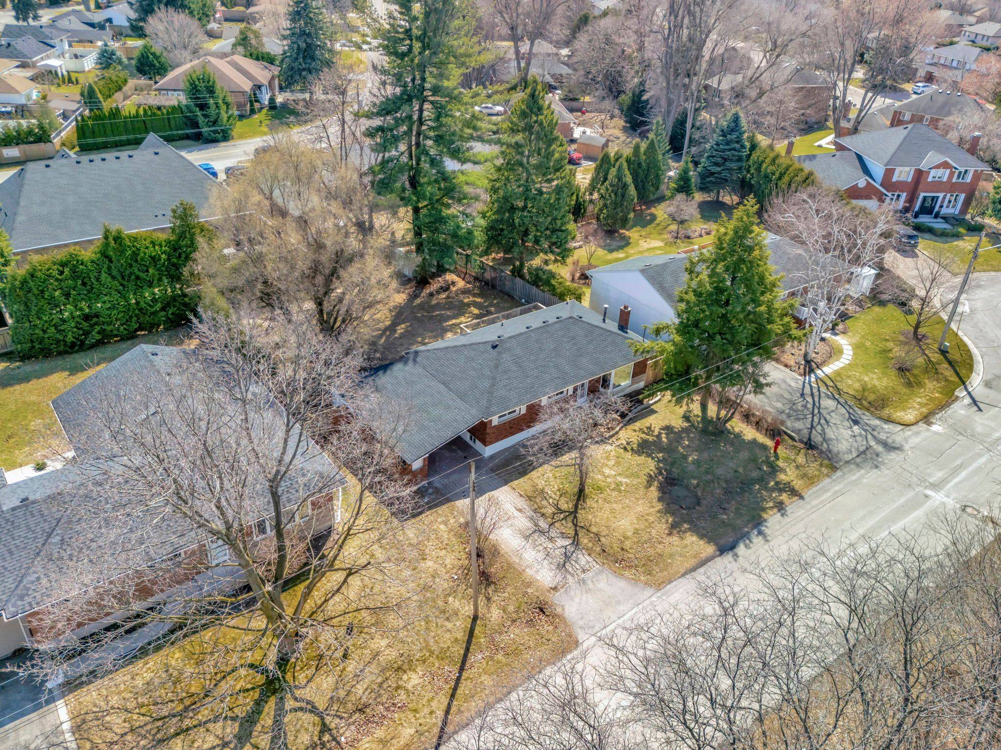 Hamilton, ON L9G 1P8,216 Sioux RD