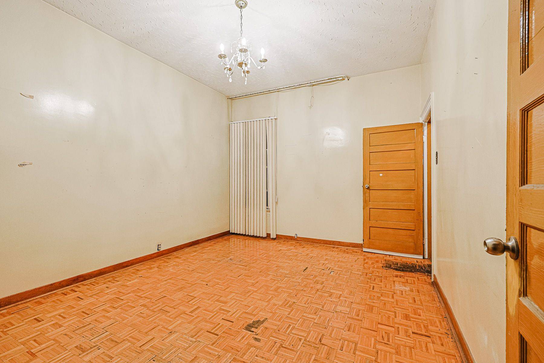 Toronto C01, ON M5S 2P9,598 Bathurst ST