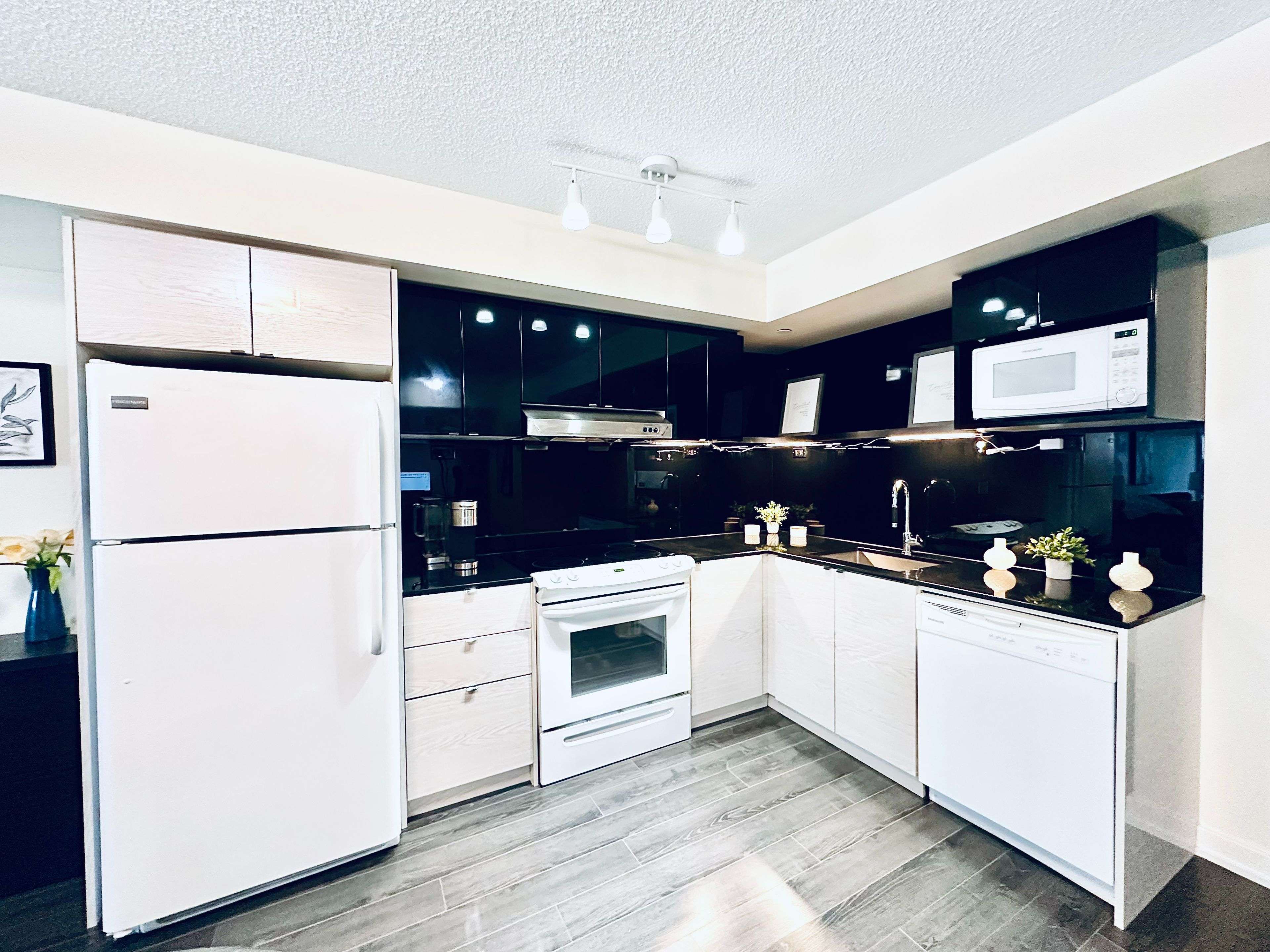 Toronto C15, ON M2K 0C4,72 Esther Shiner BLVD #808