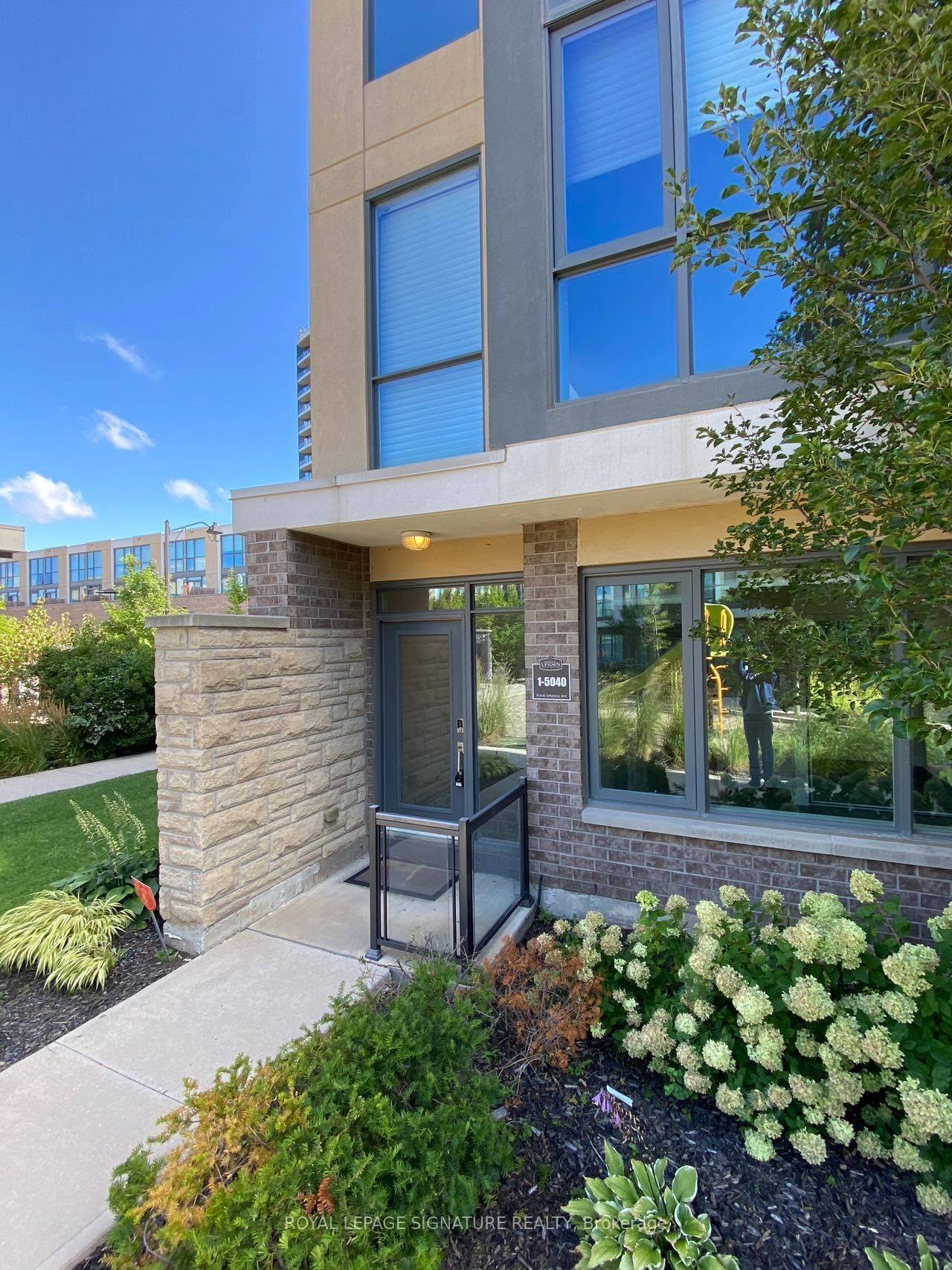 Mississauga, ON L5R 0E9,5040 Four Springs AVE #1