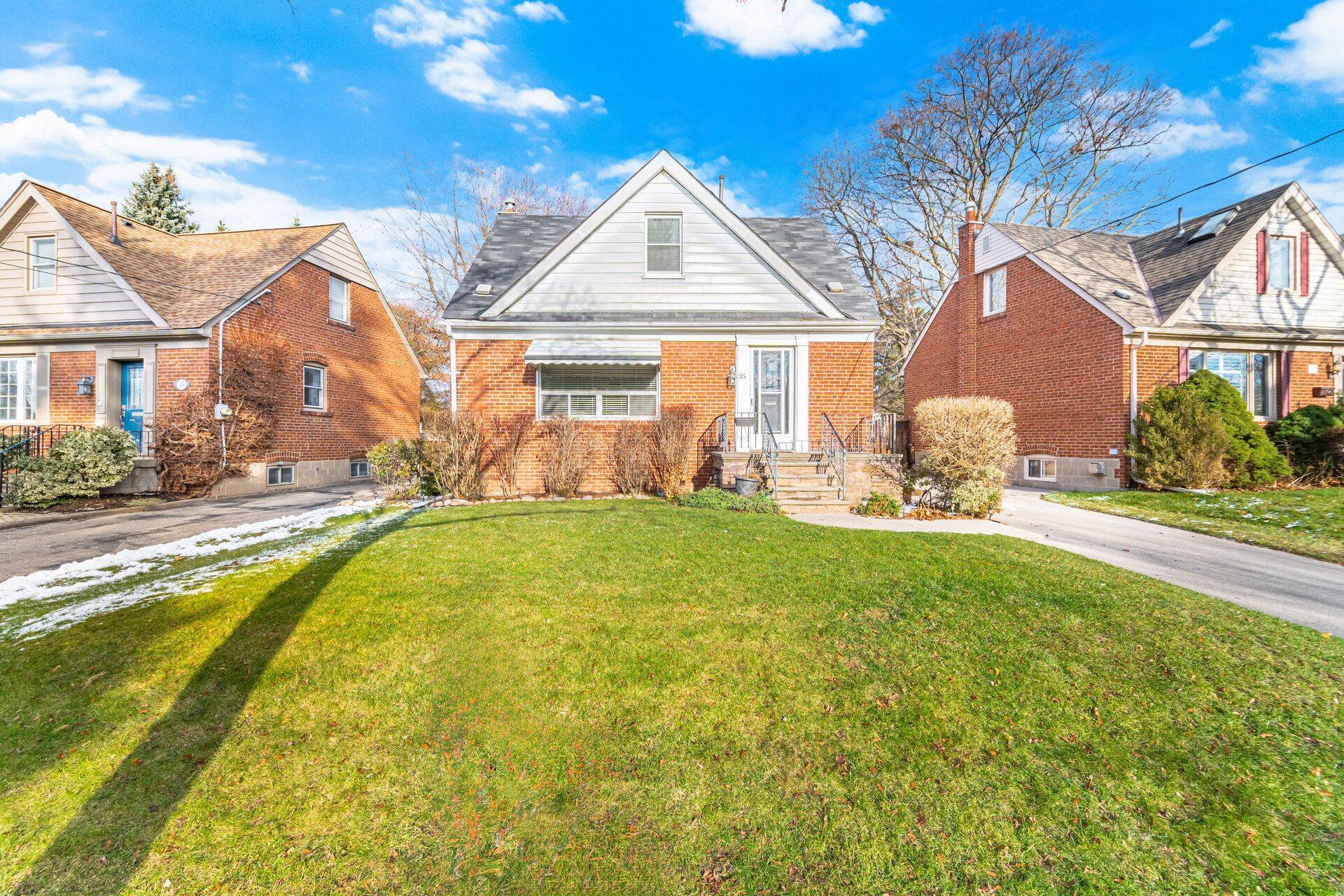 Toronto W06, ON M8W 3Z6,35 Westleigh CRES