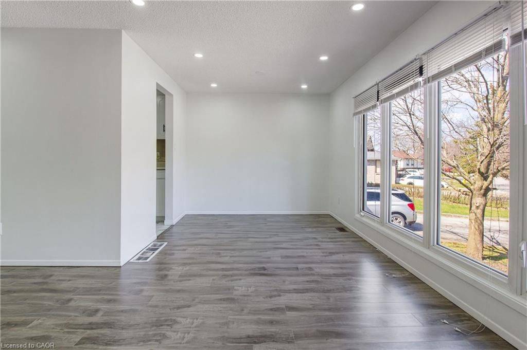 Thorold, ON L2V 4M1,24 Tara CRES #UPPER