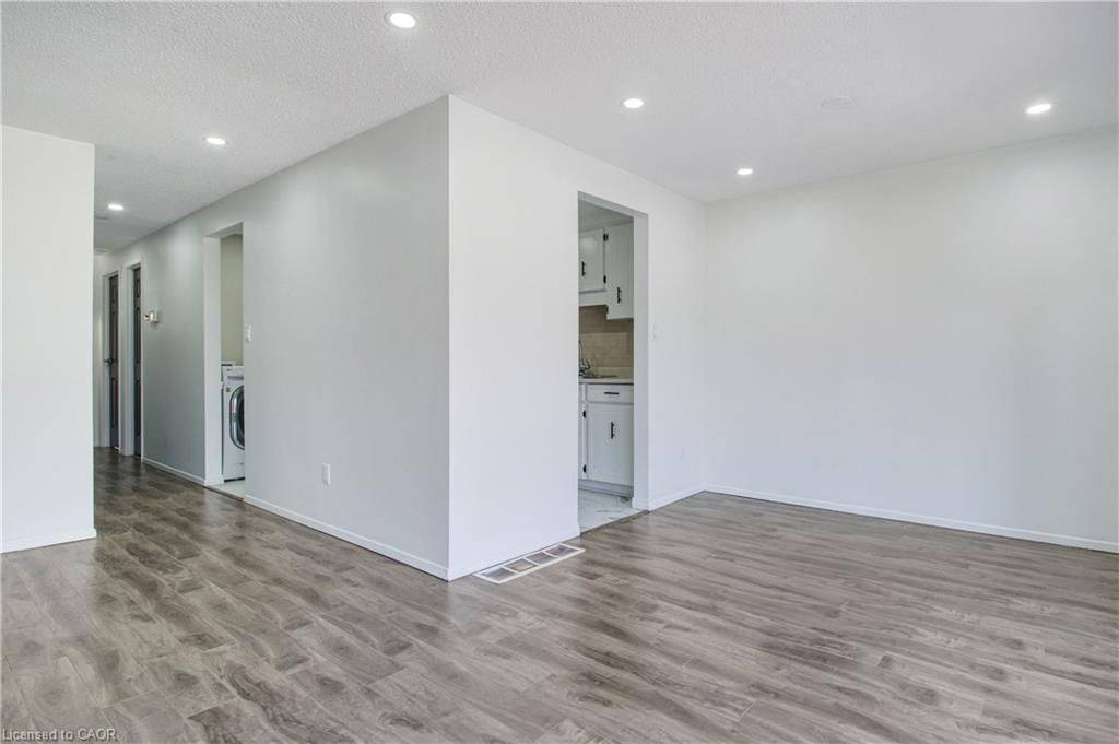 Thorold, ON L2V 4M1,24 Tara CRES #UPPER