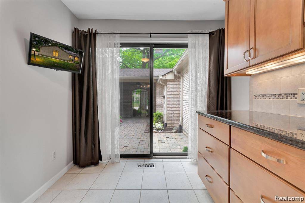 Bloomfield Hills, MI 48304,1285 GREENGLEN CT