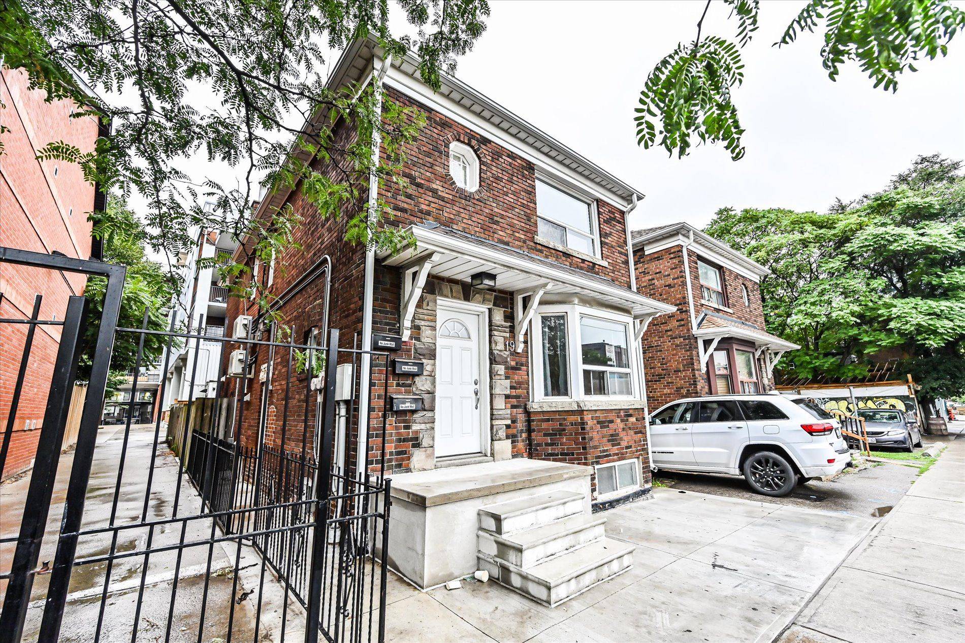 Toronto C01, ON M5T 2K7,15-19 Augusta AVE