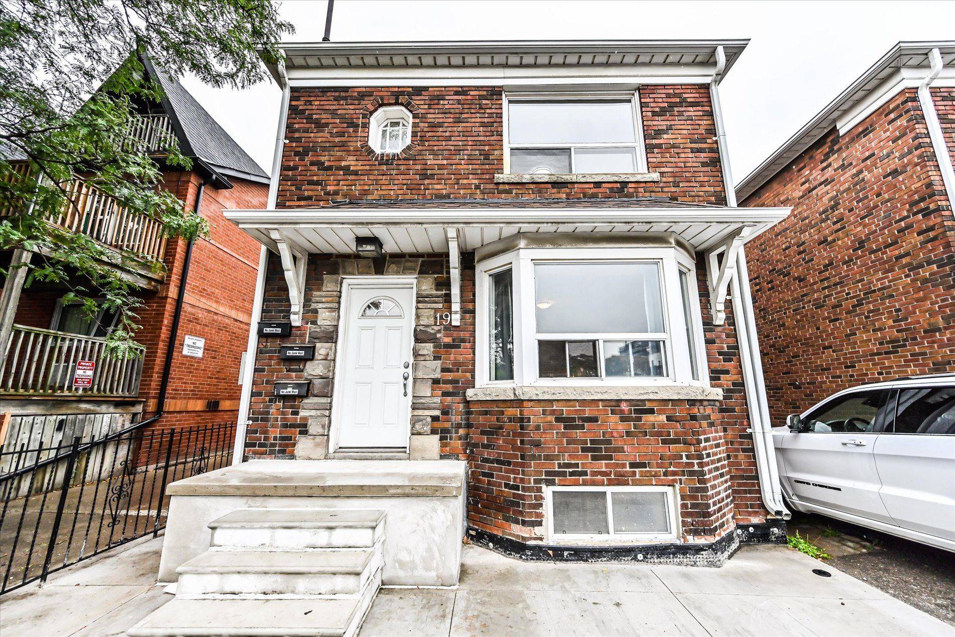 Toronto C01, ON M5T 2K7,15-19 Augusta AVE