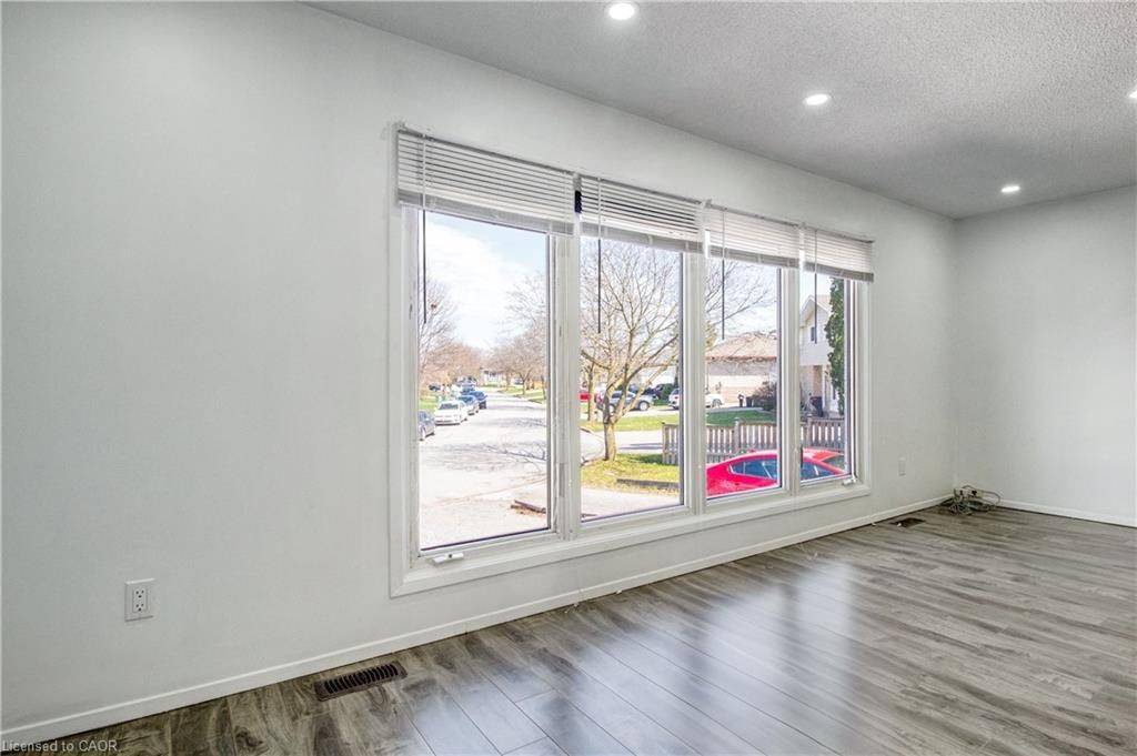 Thorold, ON L2V 4M1,24 Tara CRES #UPPER