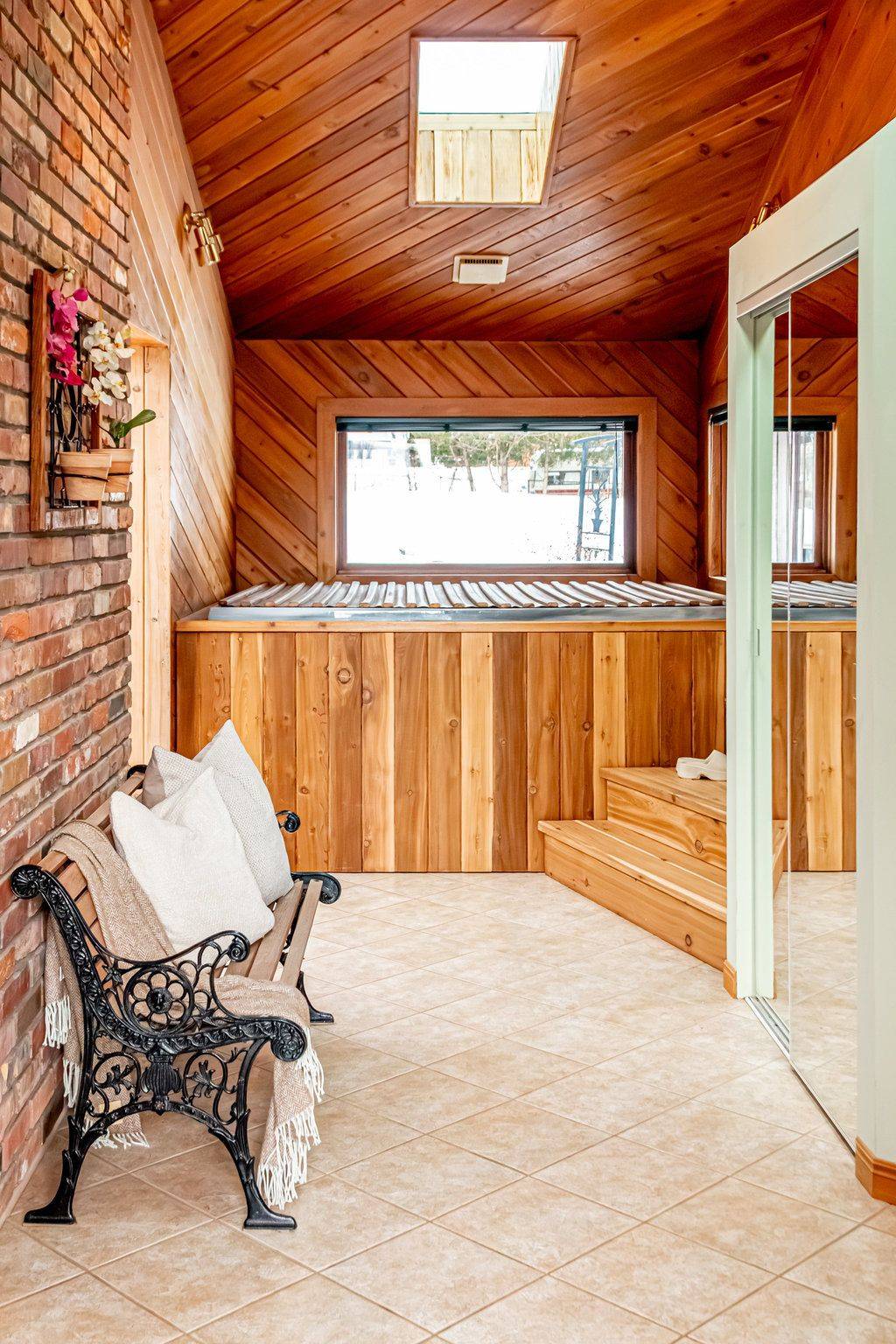 Hamilton, ON L9H 5W3,70 Home ST