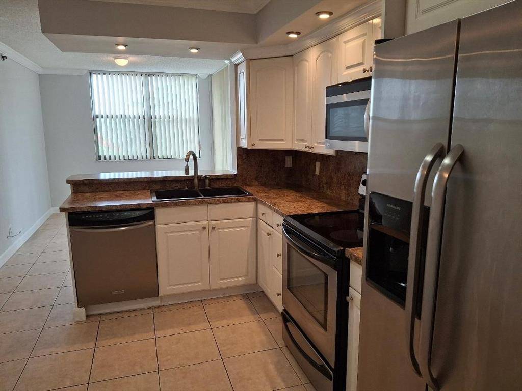 Oakland Park, FL 33309,105 Lake Emerald Dr #405