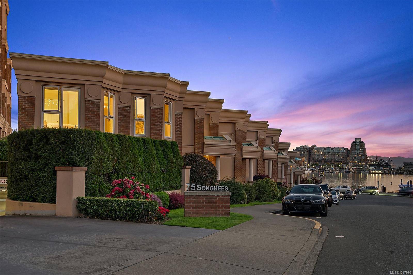 Victoria, BC V9A 7M5,75 Songhees Rd #126