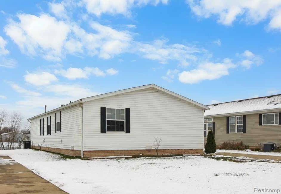 Gibraltar, MI 48173,29224 Hidden River