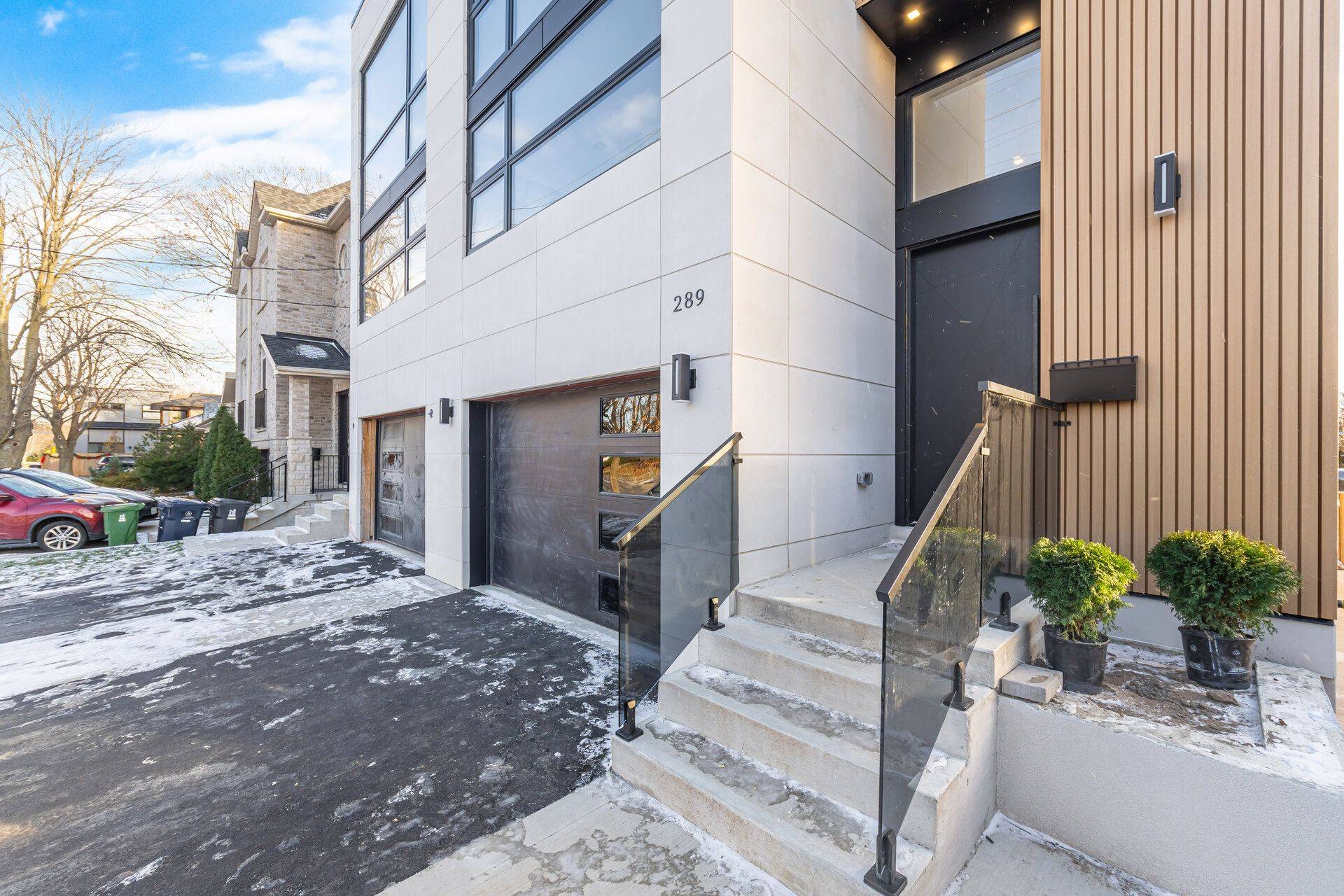 Toronto W06, ON M8W 2L2,289 Valermo DR