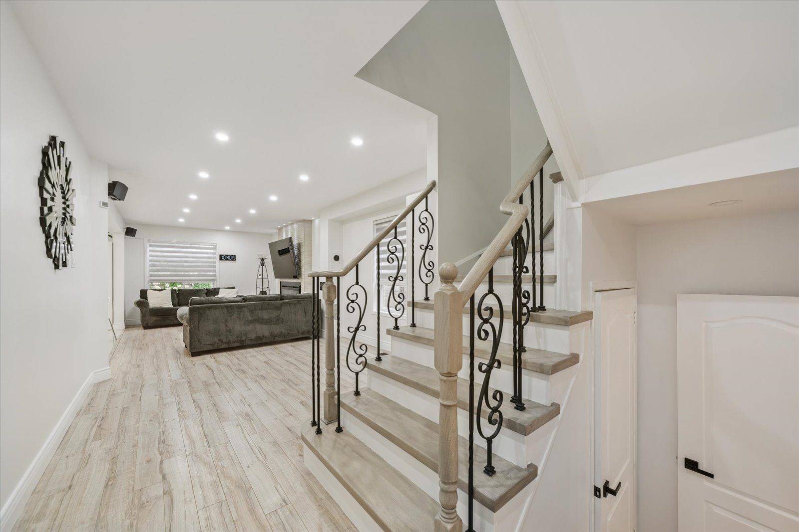 Newmarket, ON L3X 2Z1,908 Oaktree CRES