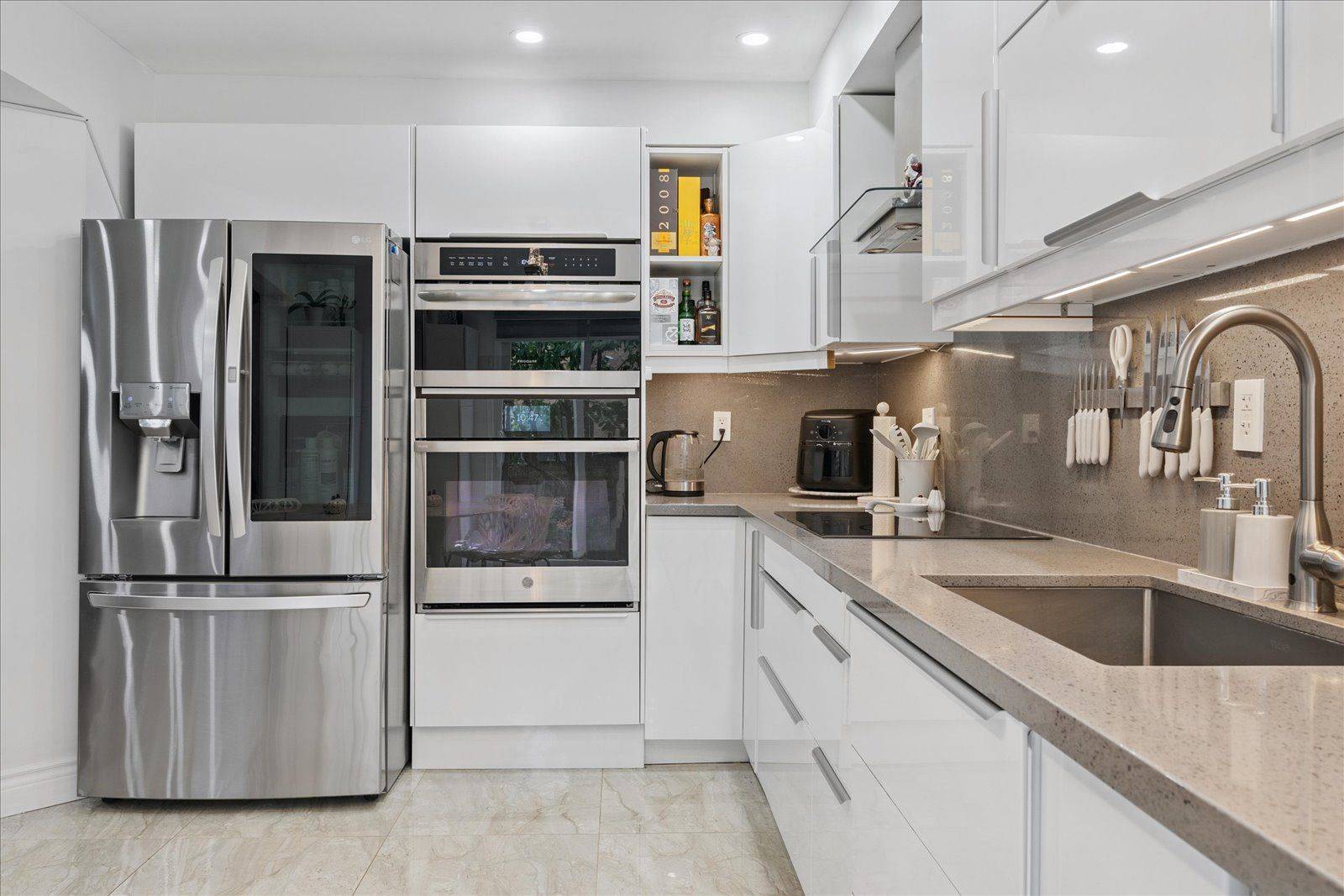 Newmarket, ON L3X 2Z1,908 Oaktree CRES