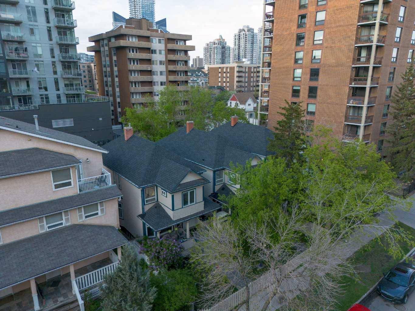 Calgary, AB T3C 0X7,1318 15 AVE SW