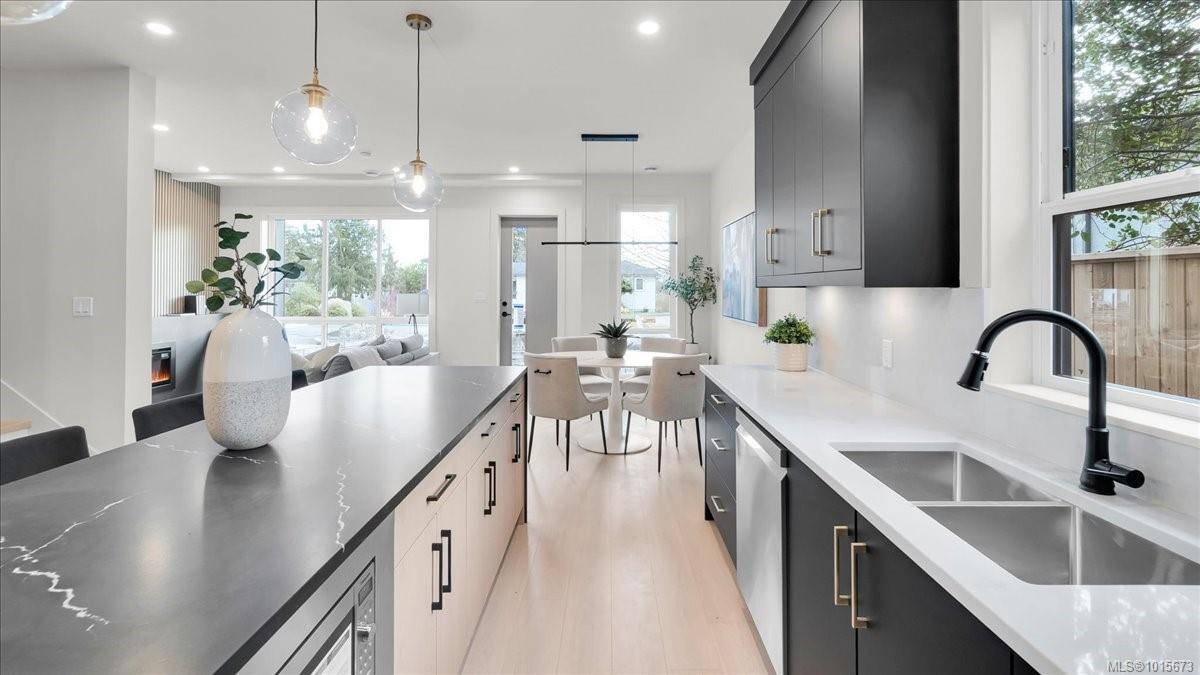 Saanich, BC V8Z 1Y6,588 Whiteside St #1