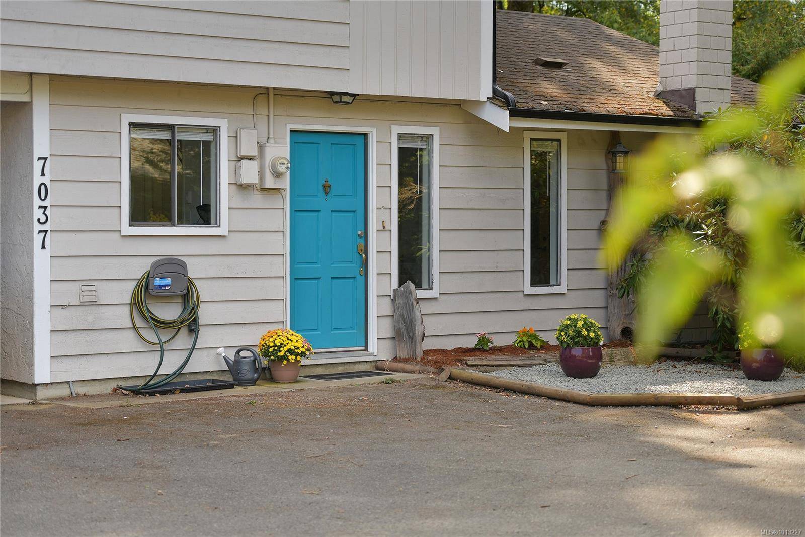 Central Saanich, BC V8M 1E9,7037 WALLACE Dr