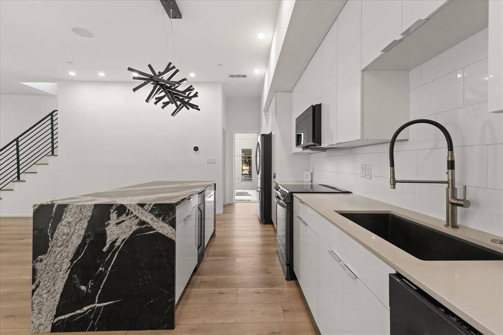 Dallas, TX 75204,2001 N Prairie Avenue #106