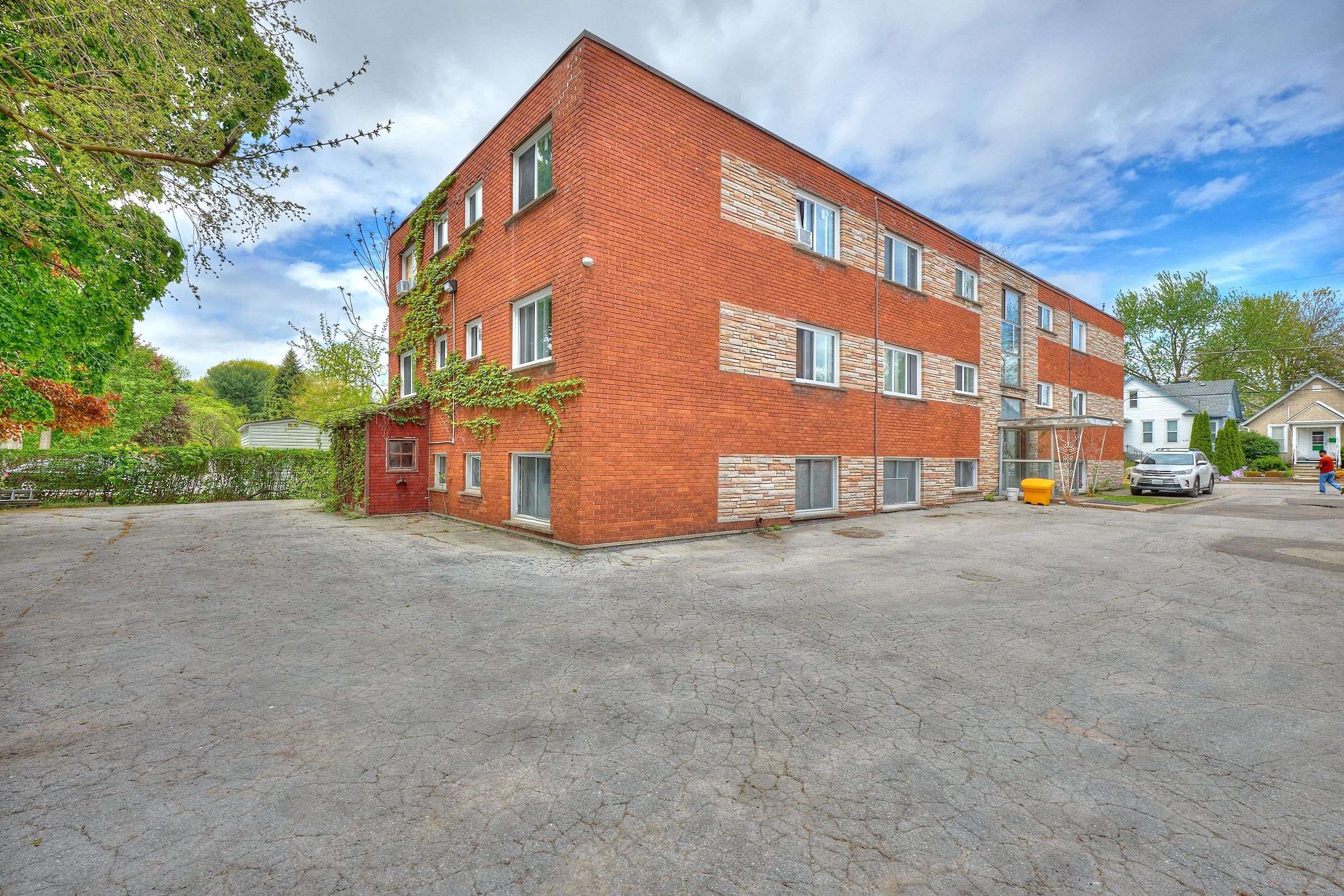 Niagara Falls, ON L2G 1Y7,6274 BARKER ST