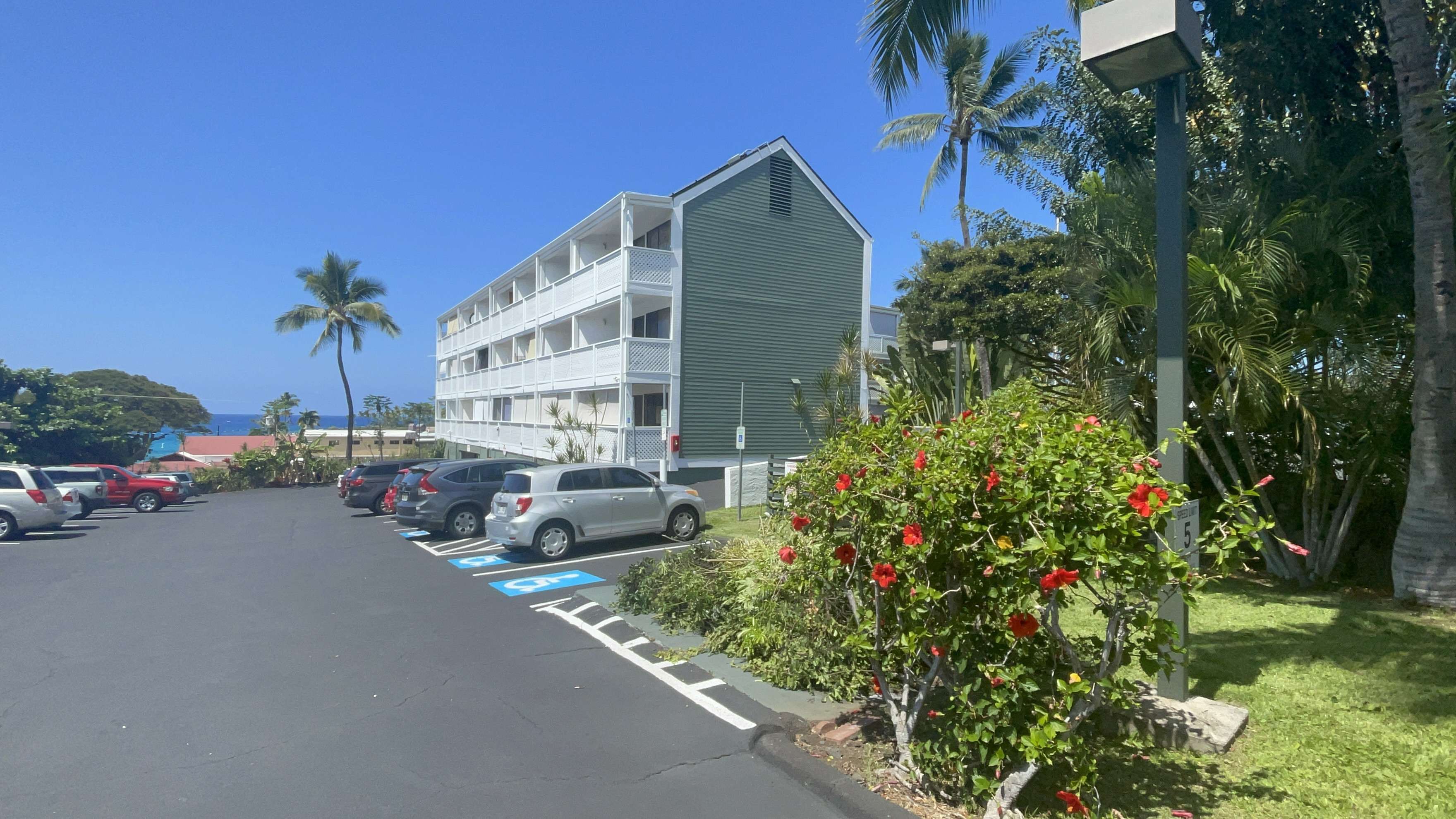 Kailua-kona, HI 96740,75-5680 KUAKINI HWY #203