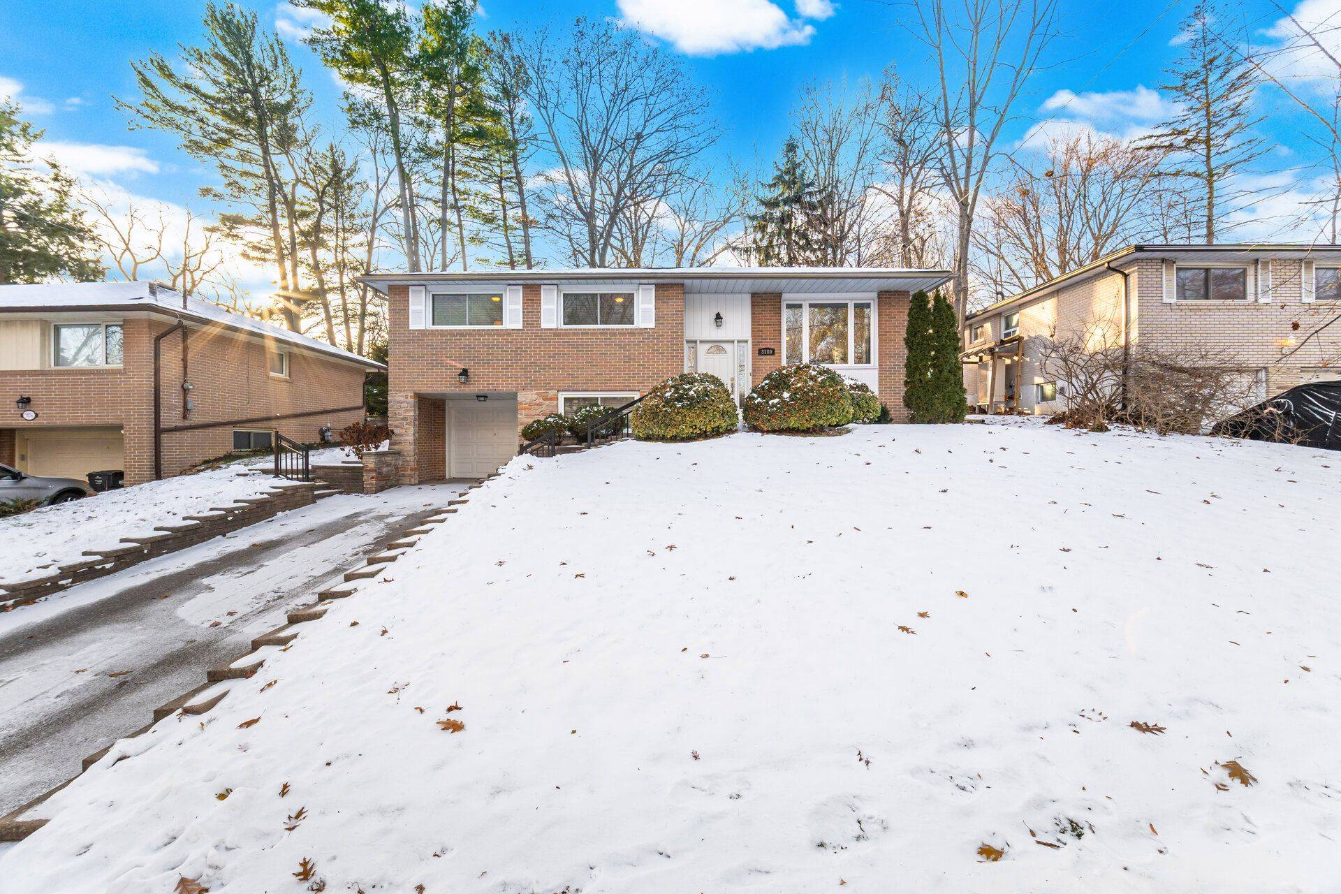 Mississauga, ON L5C 2J4,3180 The Credit Woodlands N/A