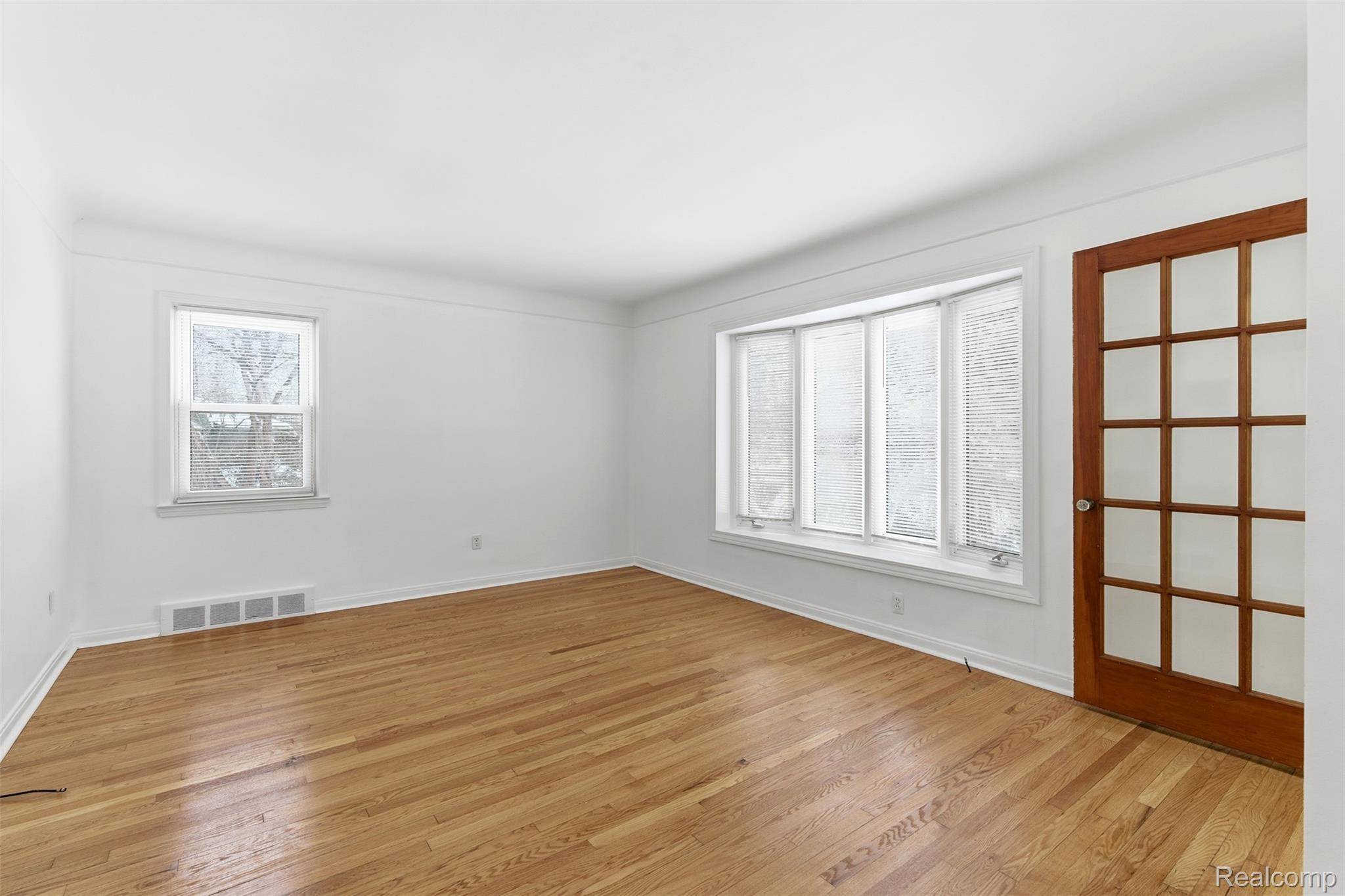 Redford, MI 48240,26541 W 6 Mile RD